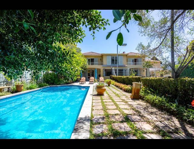 5 BEDROOM FREEHOLD SOLD IN RONDEBOSCH